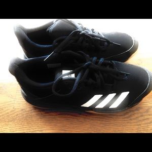 Girls size 5 New Volleyball Shoes